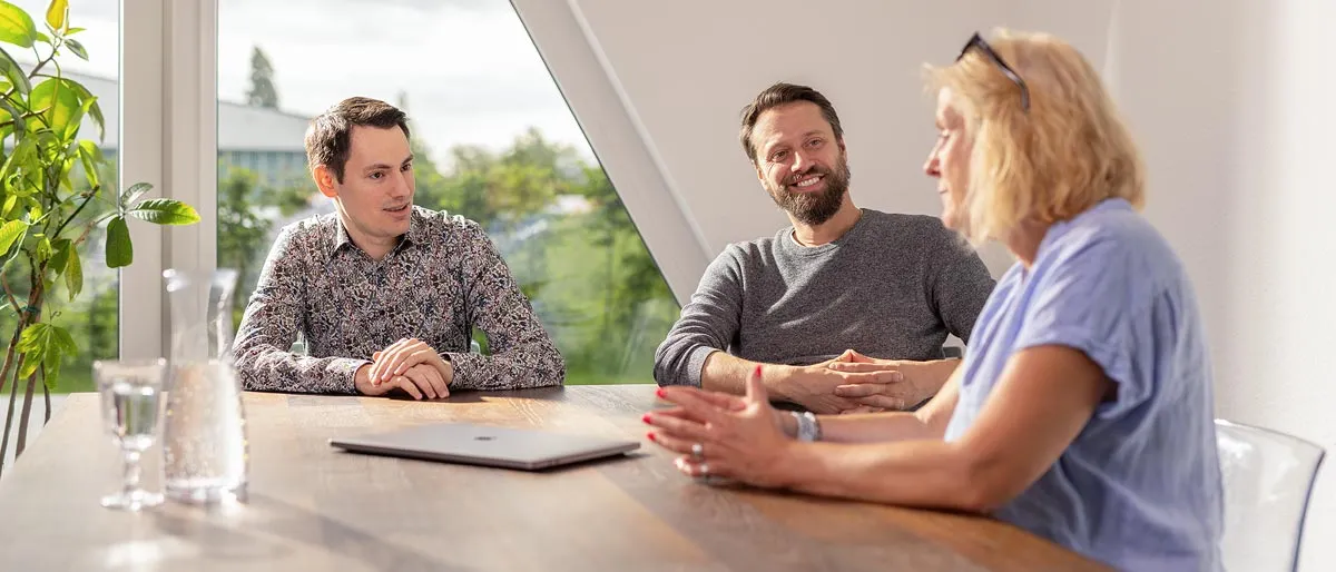 Das Team von Südwest Data bei einer Besprechung in Freiburg